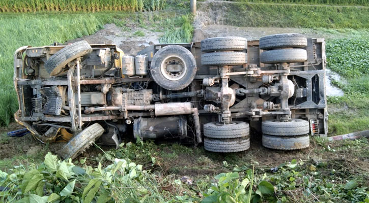 ব্রাহ্মণবাড়িয়ায় পথচারীকে চাপা দিয়ে ট্রাক 
খাদে