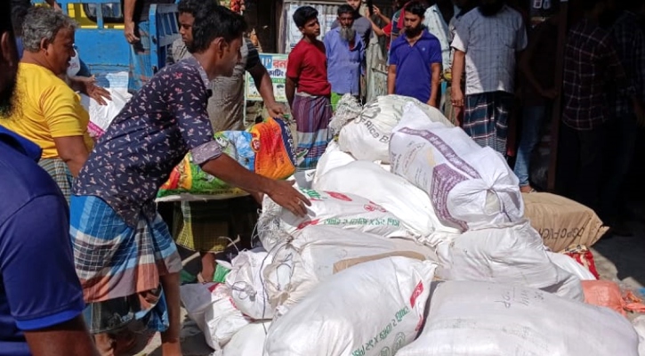 চাঁদপুরে ৪ হাজার ৬১১ কেজি পলিথিন জব্দ, দুই প্রতিষ্ঠানকে জরিমানা