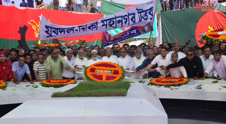 জিয়াউর রহমানের সমাধিতে শ্রদ্ধা জানাতে নেতাকর্মীদের ঢল